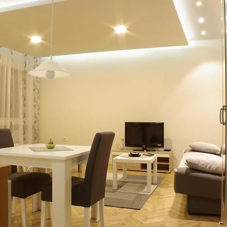 Square Studio Apartment Ni Buitenkant foto