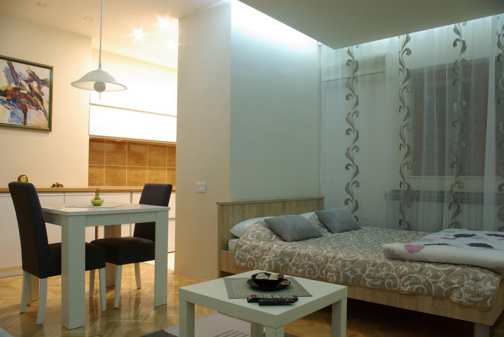 Square Studio Apartment Ni Buitenkant foto