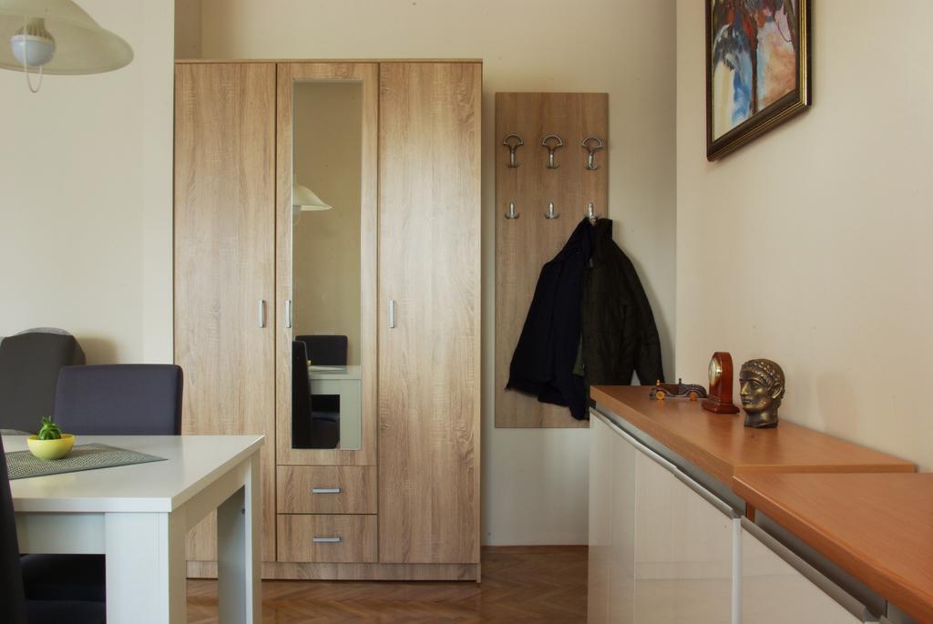 Square Studio Apartment Ni Buitenkant foto