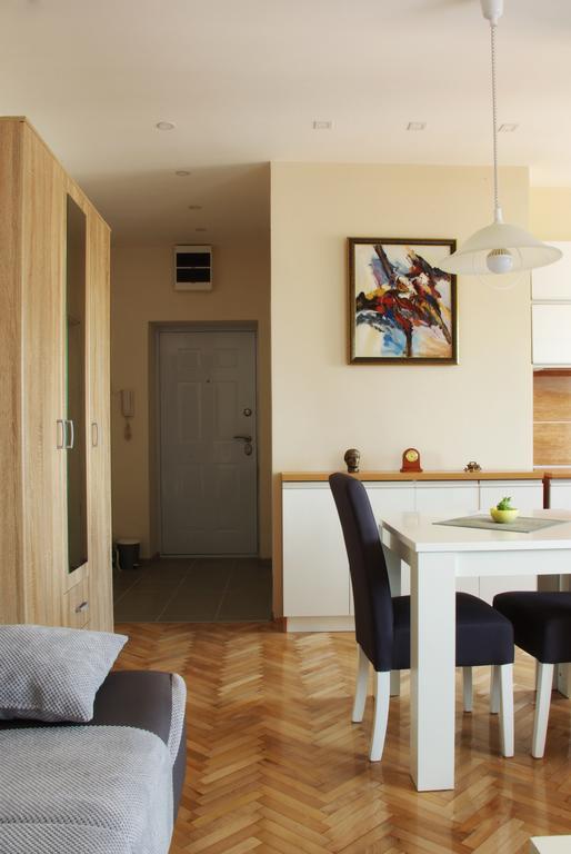 Square Studio Apartment Ni Buitenkant foto
