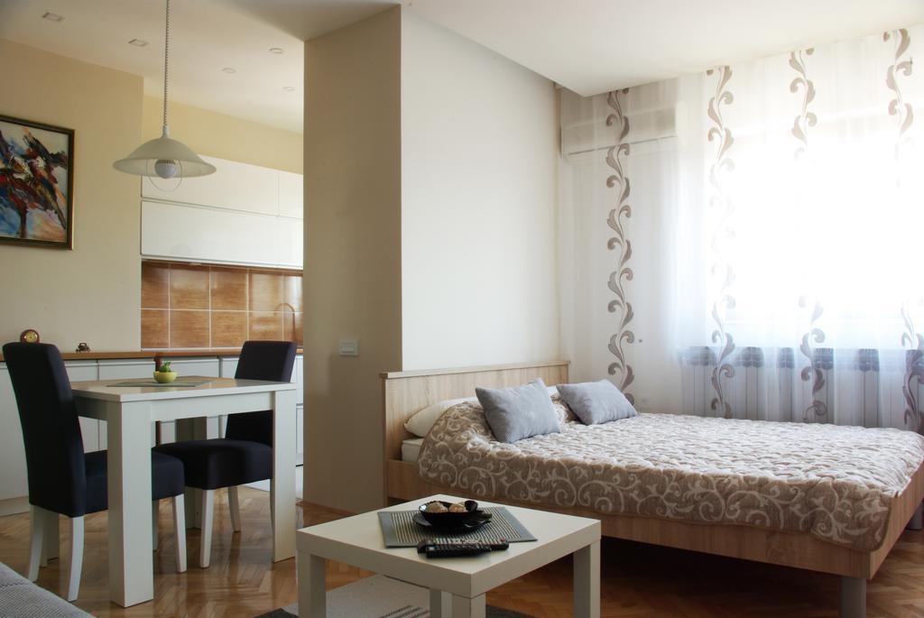 Square Studio Apartment Ni Buitenkant foto