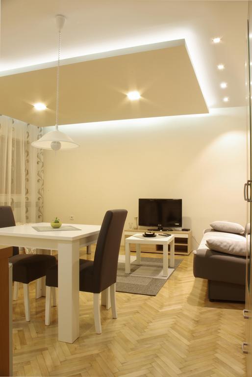 Square Studio Apartment Ni Buitenkant foto