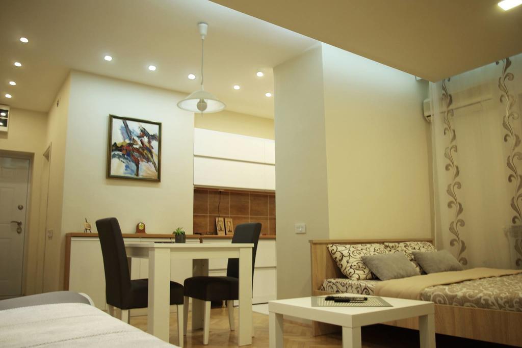 Square Studio Apartment Ni Buitenkant foto